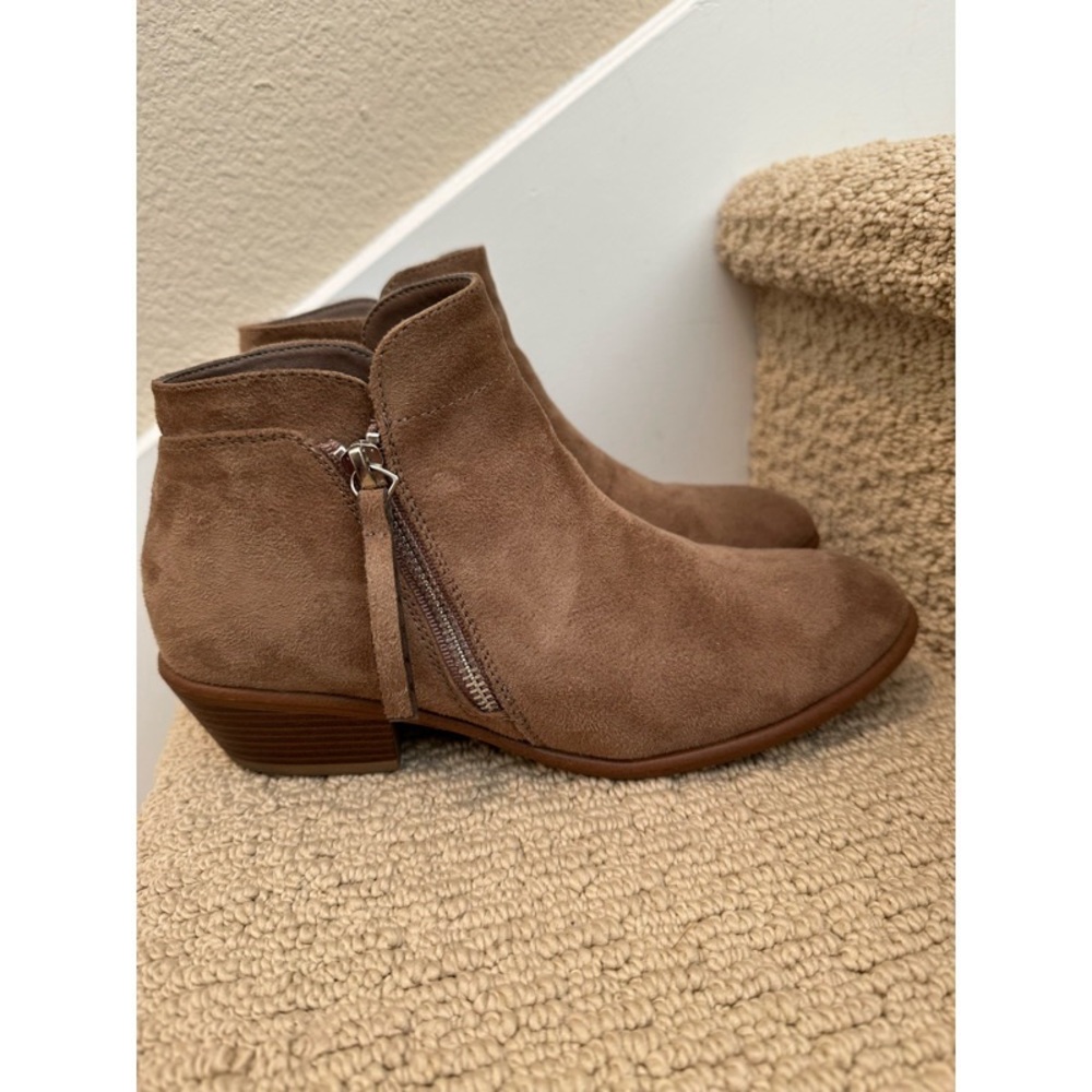 👢🥾 Beautiful F21 comfy, faux suede booties. GUC only wore twice. Great deal.🍂🌾